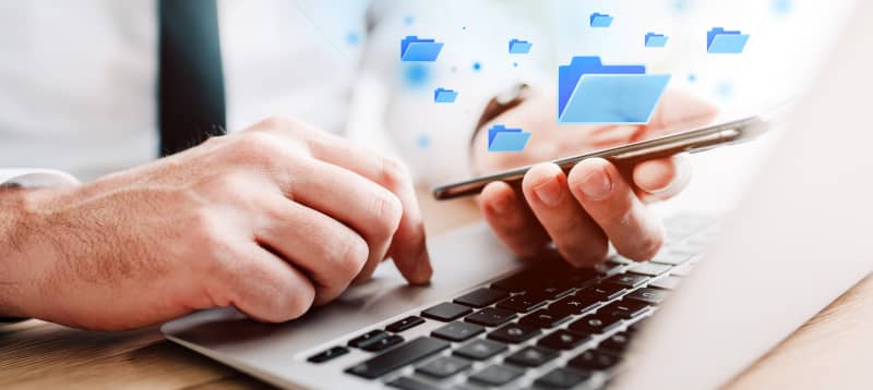 Una persona sosteniendo un dispositivo móvil para consultar expedientes digitales