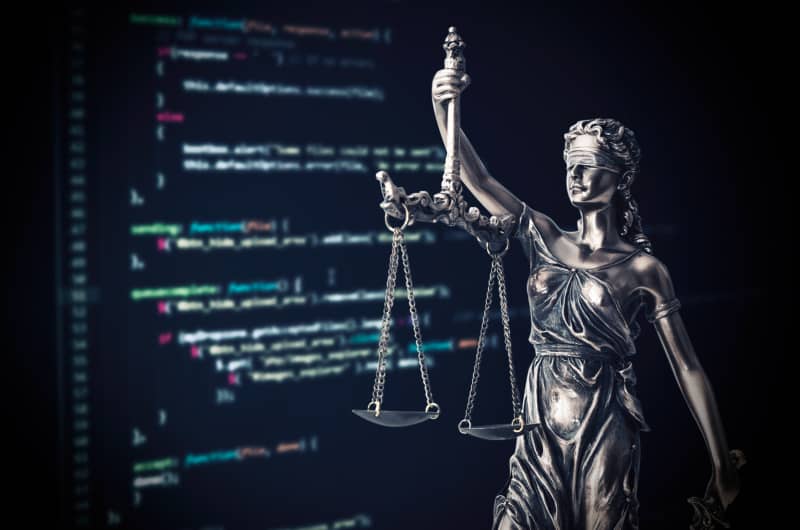 estatua de la justicia con fondo de programación