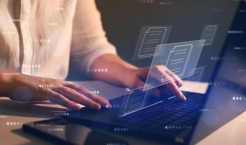Mujer utilizando legaltech para consultar expedientes electrónicos