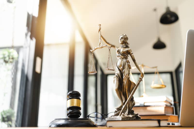 características del derecho que es