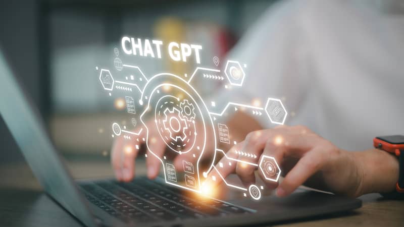 persona escribiendo en un teclado para interactuar con chatgpt