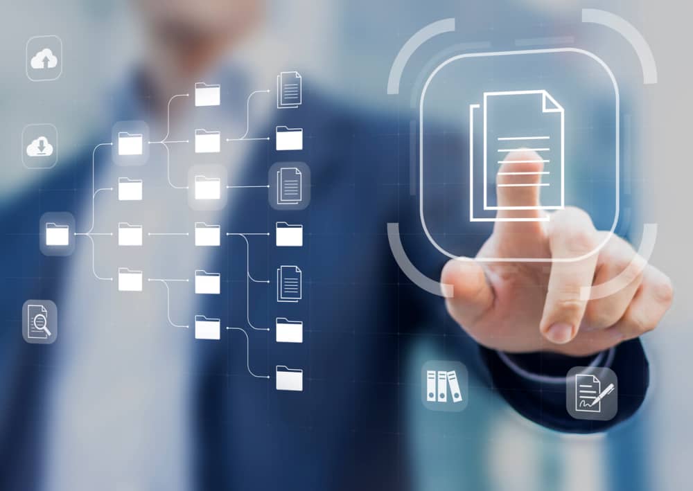 Hombre apuntando a una pantalla hacia un documento digital